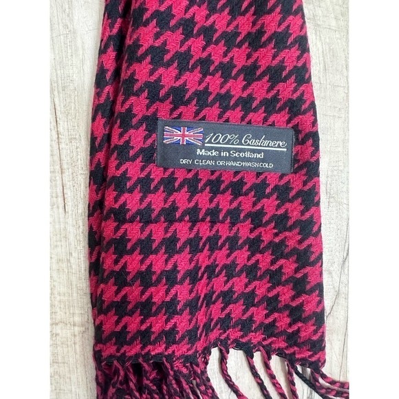 Red black cashmere houndstooth scarf - Picture 2 of 4